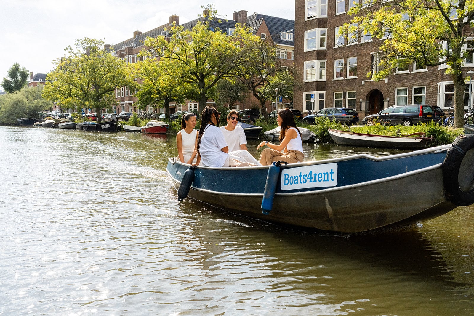 Groupe montant à bord d'un bateau Boats4rent à Amsterdam