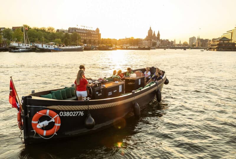Bateau privé avec capitaine au coucher du soleil