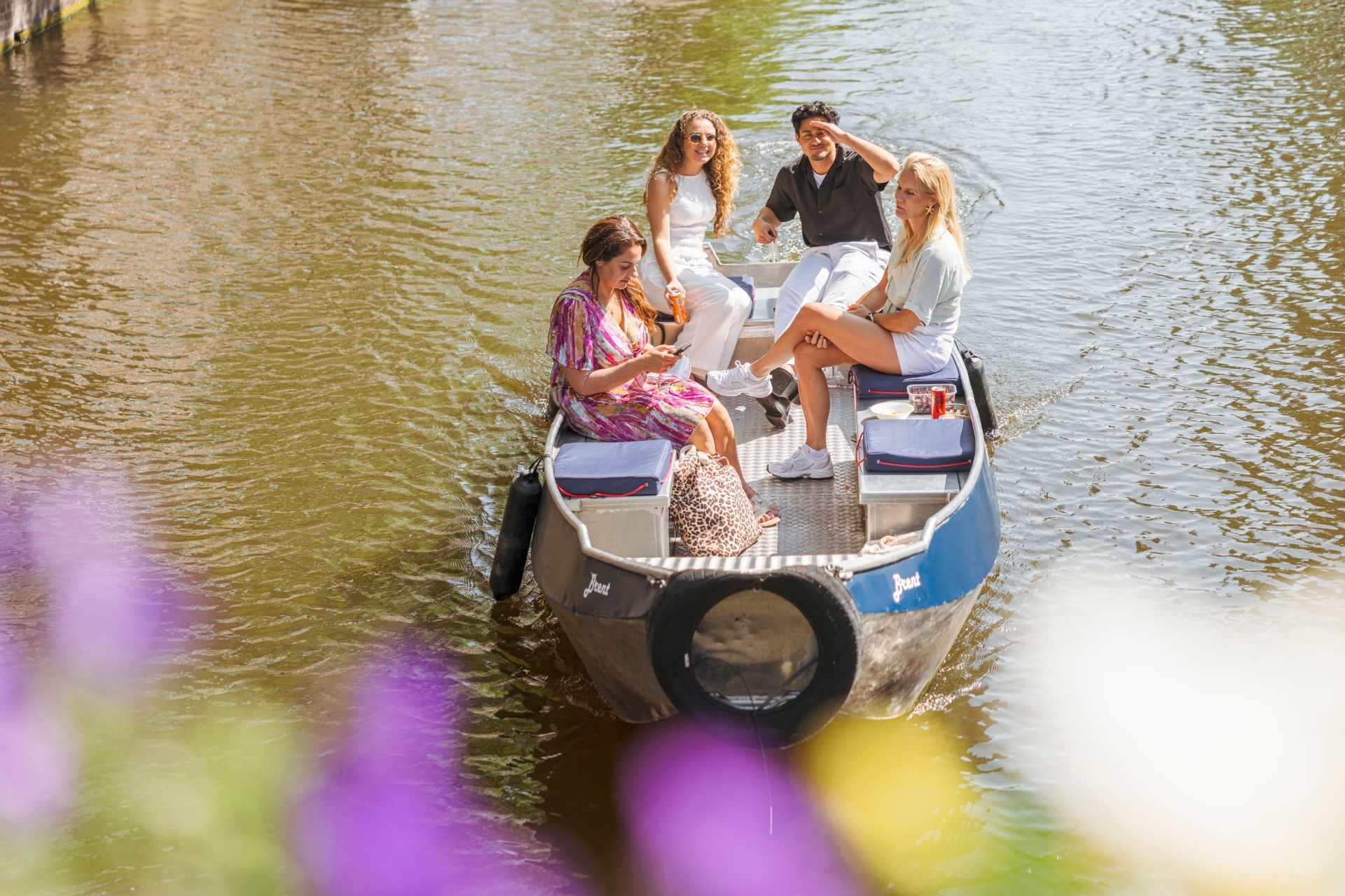 Vrienden genieten samen van sloep huren Amsterdam - gezellige groepsuitje Boats4rent